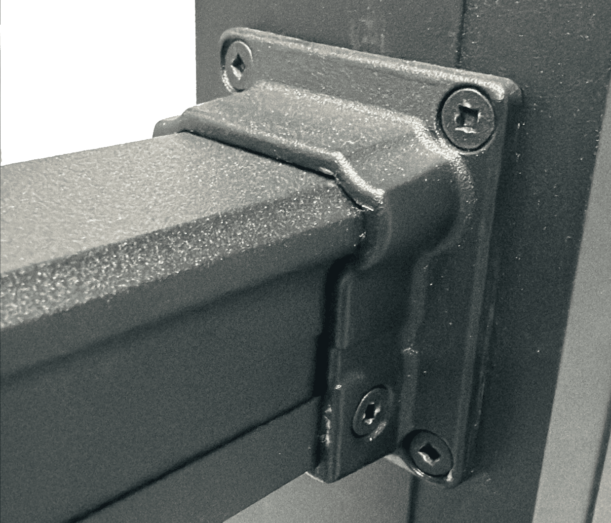 Integrated aluminum top rail level bracket connecting top rail to railing post, powder-coated cast aluminum bracket for sloped deck leveling adjustment.